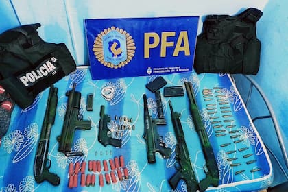 Las armas secuestradas en uno de los domicilios allanados