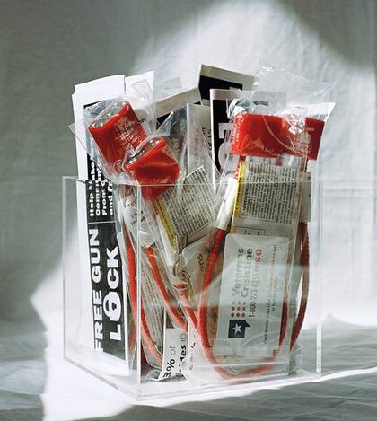 Las armas son un factor dominante, y la activista Rihanna Brand viene luchando por los candados de la foto que requieren 10 minutos para abrirse; el tiempo suficiente para reconsiderar una acción súbita. Las tiendas no los quieren exhibir.