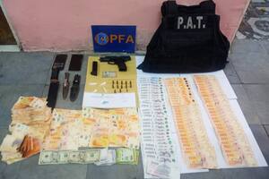 Las armas y el dinero secuestrados a los efectivos de la Policía de Acción Táctica (PAT) de Santa Fe