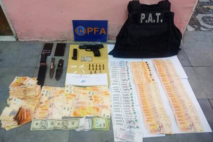 Las armas y el dinero secuestrados a los efectivos de la Policía de Acción Táctica (PAT) de Santa Fe