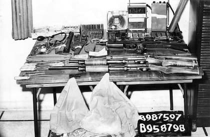 Las armas y los equipos de radiocomunicación hallados en la finca de Gonnet donde fue asesinado el director de El Día