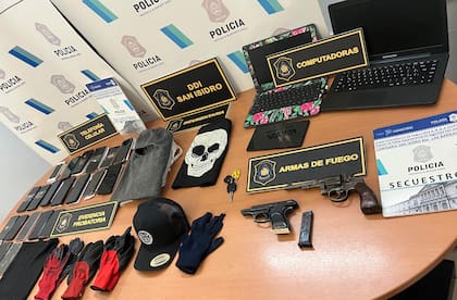 Las armas y teléfonos celulares secuestrados a la banda del Millón