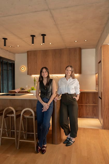 Las arquitectas Alejandra Tobar (izq.) y Vanesa Schmidt, en la cocina que diseñaron a medida para este proyecto.