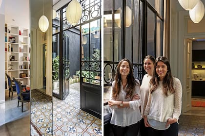 Un tabique estructural se revistió con espejo para multiplicar la luz del patio. Del lado del living, refleja la biblioteca. Arriba, las arquitectas del Estudio MMS, responsables de la reforma.