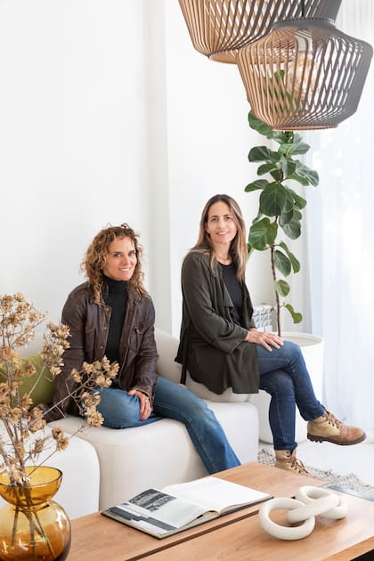 Las arquitectas Mercedes Oneto (izq.) y María Maqueda, socias fundadoras del estudio MMO Arquitectas, donde trabajan codo a codo, enfocadas en obras nuevas y reformas de gran escala