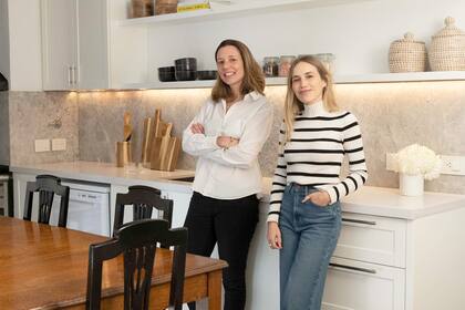 Las arquitectas Victoria Cornudet (izq.) y Carolina Cibils, a cargo de la reforma. Para la mesada, Silestone ‘Blanco Norte’, y mármol ‘Tundra Grey’ en la alzada.