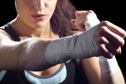 Las Artes Marciales Mixtas unen disciplinas de contacto de pie, como boxeo, karate y taekwondo, con disciplinas de derribo (lucha libre y judo), y disciplinas de sumisión (jiu jitsu y sambo)