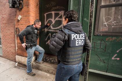 Las asociaciones de defensa de los migrantes recomiendan no abrir la puerta del domicilio a los agentes del ICE