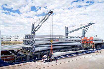 Las aspas de los molinos eólicos llegaron en barco al puerto de Bahía Blanca