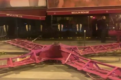 Las aspas del famoso molino y símbolo parisino cayeron sobre el asfalto; aun no se conocen las causas del incidente