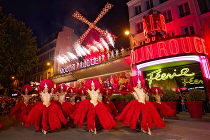 Las aspas del Moulin Rouge son restauradas y giran de nuevo