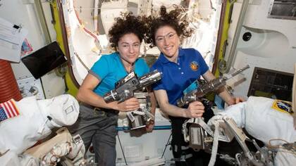 Las astronautas Jessica Meir (izq.) y Christina Koch se preparan para su primera caminata espacial conjunta