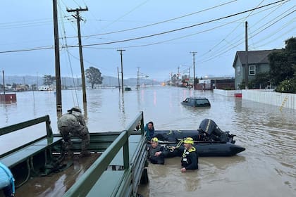 Las atoridades han desalojado a habitantes de zonas bajas por las inundaciones ocasionadas por el clima severo