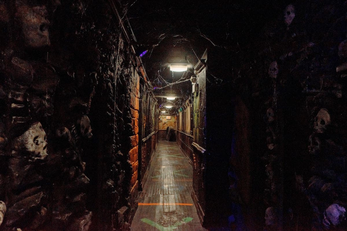 Las atracciones de casas embrujada deben rediseñarse y reinventarse constantemente si quieren seguir aterrorizando a sus visitantes cada año