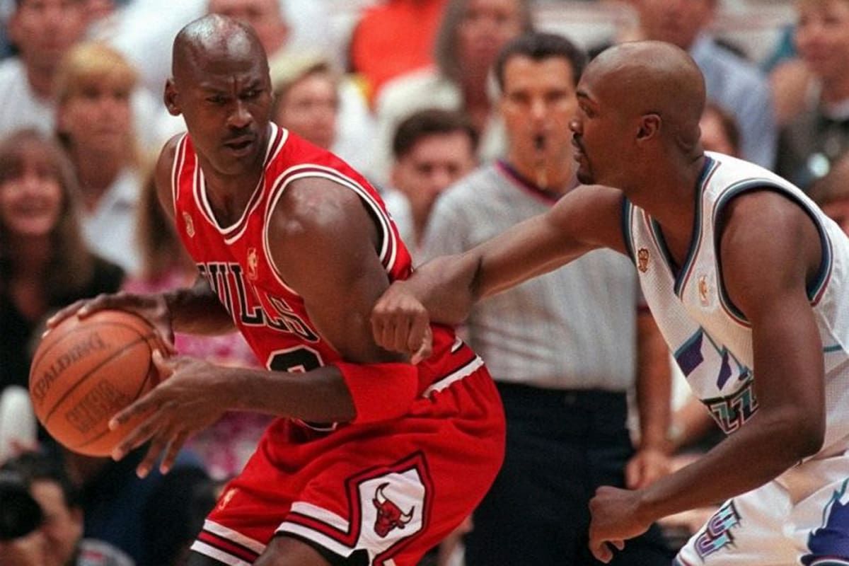 Las ausencias en The Last Dance: Karl Malone, Byron Russell, Juanita Vanoy y Luc Longley. Michael Jordan frunce el ceño sobre su hombro mientras Bryon Russell de Utah lo marca de cerca durante las Finales de la NBA de 1998.