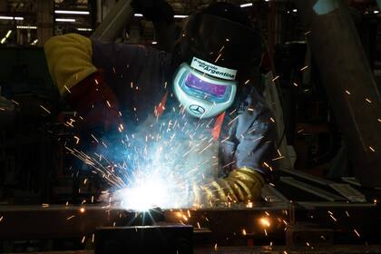 Las automotrices invierten en sus plantas locales