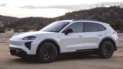 Las autonomías combinadas declaradas bajo el ciclo WLTP son de 642 kilómetros para la Cayenne Electric, 653 kilómetros para la S Electric y 623 kilómetros para la Turbo Electric