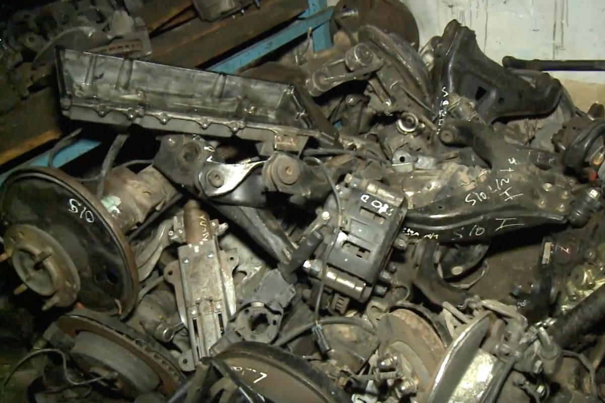 Las autopartes encontradas en el galón donde operaba la banda