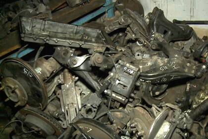 Las autopartes encontradas en el galón donde operaba la banda