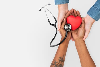 Las autoridades argumentan que la medida busca compensar futuras pérdidas de financiamiento derivadas de recortes federales en programas de salud y asistencia médica