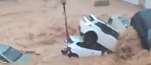 Una fuerte lluvia provocó inundaciones en Albacete: autos arrastrados, calles intransitables y una persona muerta