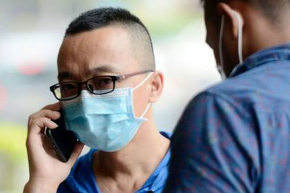 Las autoridades chinas informaron que el coronavirus se transmite entre humanos