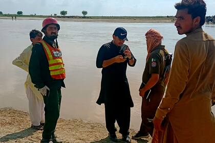 Las autoridades coordinan una operación para recuperar cuerpos del río Indo después de un naufragio en Sadiqabad, Pakistán, el lunes 18 de julio de 2022. (Foto AP/Mohammad Shabaan)