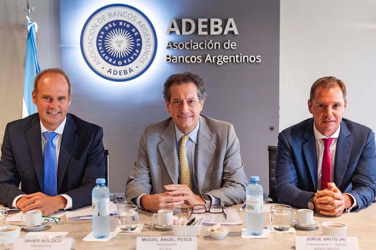 Las autoridades de Adeba, Bolzico y Brito (h.), con Pesce, presidente del BCRA (centro)