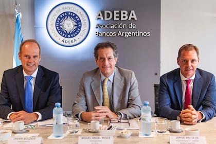Las autoridades de Adeba, Bolzico y Jorge Brito (h.), con Miguel Pesce, presidente del BCRA (centro), en ocasión de una visita a la entidad