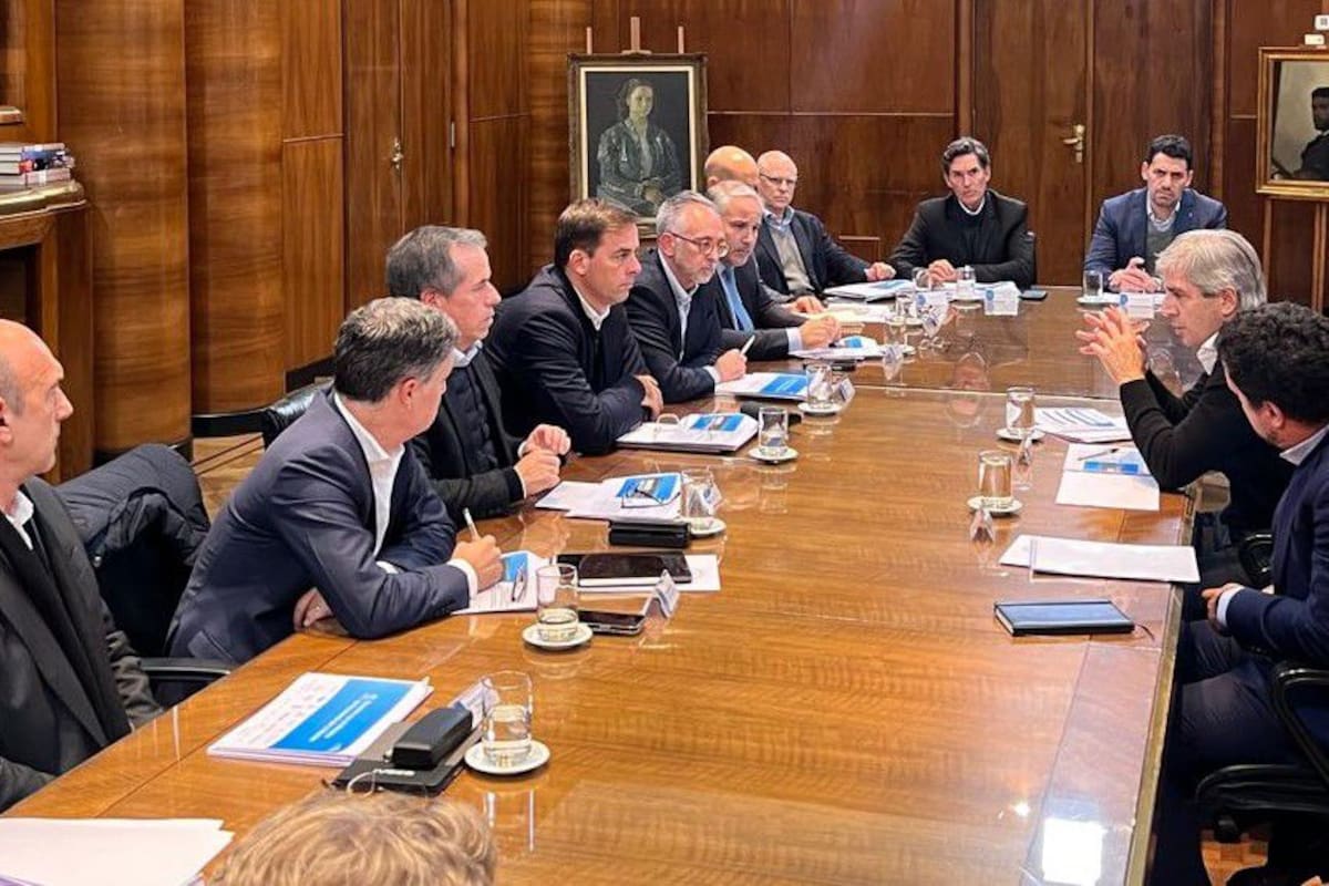 Las autoridades de Adefa con el ministro de Economía, Luis Caputo, y el coordinador de Producción, Pablo Lavigne
