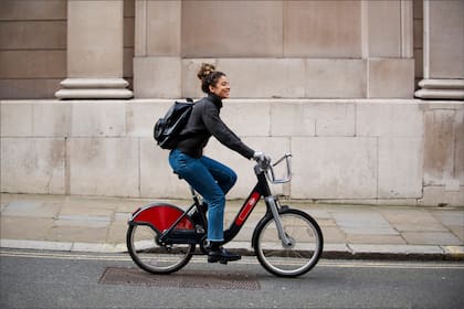 Las autoridades de Chicago impulsan a los conductores a usar la técnica para prevenir accidentes con ciclistas, peatones y otros usuarios de la vía pública