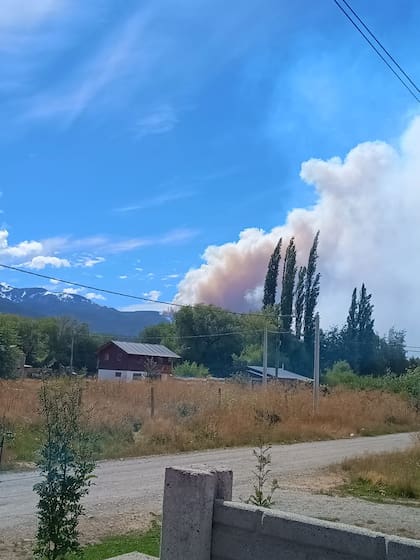 Las autoridades de El Bolsón pidieron extremar las precauciones y evacuar las zonas cercanas al sector donde esta tarde se reactivó el incendio de bosques