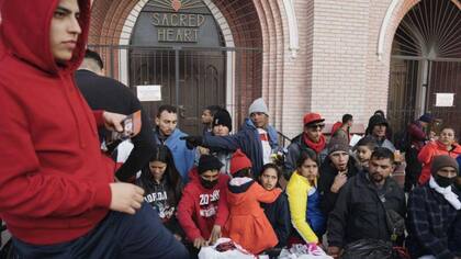 Las autoridades de El Paso tuvieron dificultades para hacer frente al gran número de migrantes que llegaban a la ciudad durante la administración de Biden.