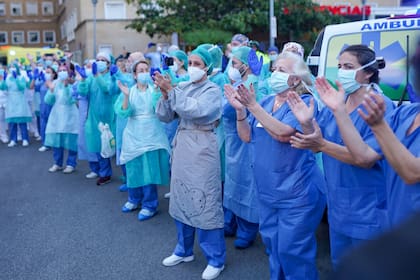 Personal médico en España, en una pausa para celebrar