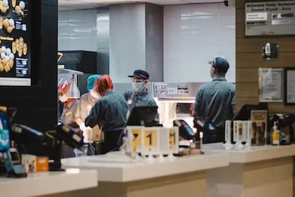 Las autoridades de Kentucky, en EE.UU., encontraron a dos niños menores de 10 años que trabajaban en un McDonald’s hasta altas horas de la madrugada