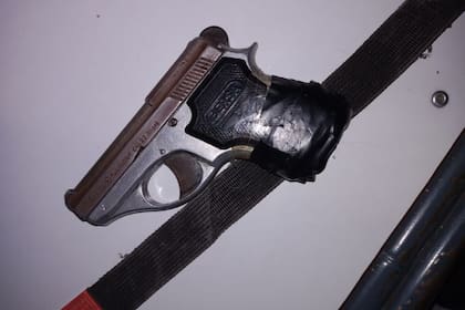 Las autoridades de la escuela hallaron un arma Bersa "Junior" calibre 22 corto