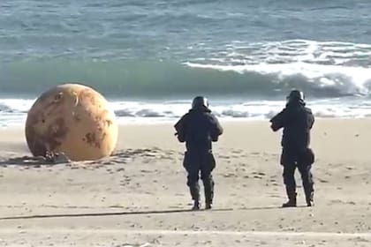 Las autoridades de la Guardia Costera de Japón analizan qué puede ser la extraña esfera hallada en una playa de la ciudad de Hamamatsu