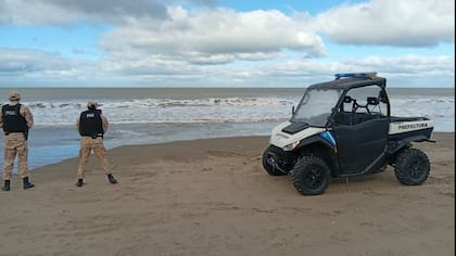 Las autoridades de la Prefectura buscan a los kayakistas en la costa de Santa Teresita
