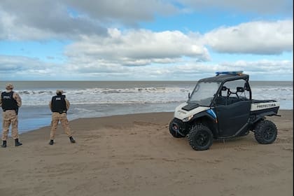 Las autoridades de la Prefectura buscando a los kayakistas en la costa de Santa Teresita