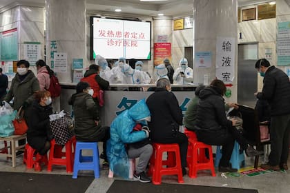 Las autoridades de la provincia china de Hubei están librando una batalla desesperada para abastecer los hospitales de elementos de protección contra el contagio, kits de pruebas de laboratorio y equipamiento médico.