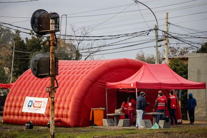 Las autoridades de la provincia instalaron controles y le informaron a la gente, casa por casa, que durante los próximos siete días, no podrían salir
