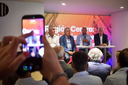 Las autoridades de las provincias durante la presentación