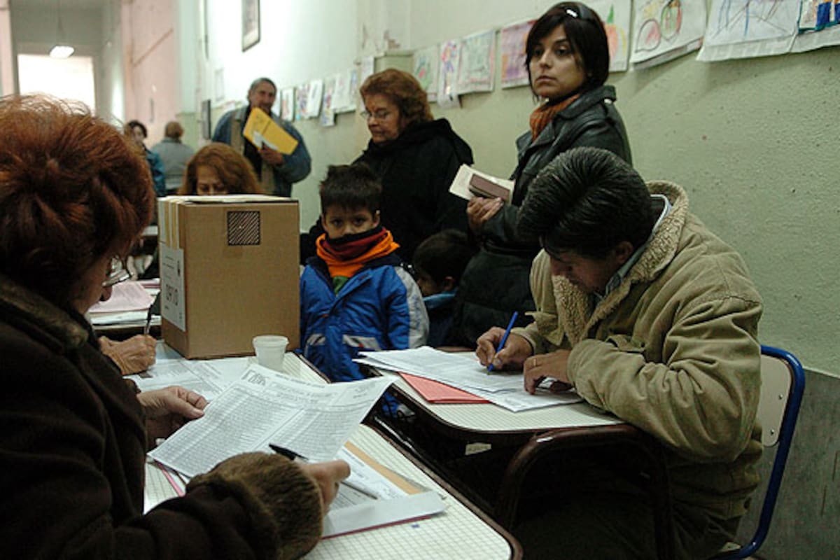 Las autoridades de mesa controlan los datos de un votante