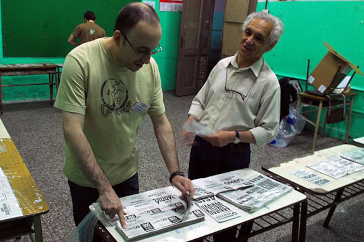 Las autoridades de mesa disponen boletas dentro del cuarto oscuro