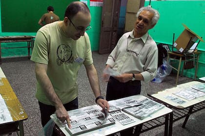 Las autoridades de mesa disponen boletas dentro del cuarto oscuro