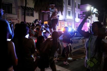 Las autoridades de Miami Beach decidieron adelantar el toque de queda a la 8 de la noche y extenderlo hasta el 12 de abril