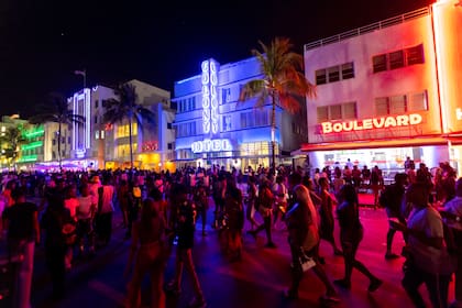 Las autoridades de Miami Beach impusieron un toque de queda a partir de la noche del domingo 19 de marzo, después de dos tiroteos mortales y multitudes alborotadas y caóticas que la policía ha tenido dificultades para controlar.