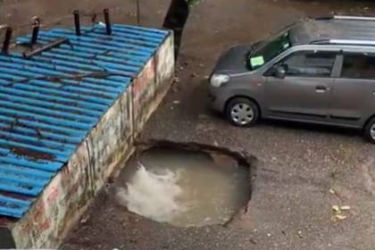 Las autoridades de Mumbai bombearon el agua del pozo y recién 12 horas después del hundimiento el auto fue retirado del lugar por una grúa