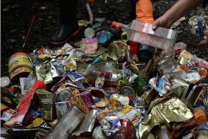 Las autoridades de Nepal informaron que recogieran esa cantidad de basura en una expedición especial de limpieza; también encontraron cuatro cadáveres