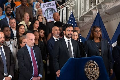 Las autoridades de Nueva York denuncian que esta regla busca intimidar a los inmigrantes al penalizar el uso de servicios esenciales como asistencia alimentaria y atención médica
